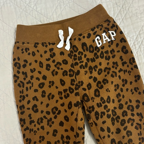 GAP leopard print toddler 2 pc sweatsuit - Picture 12 of 14